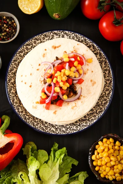 Comida mexicana - tacos con carne, maíz y salsa casera. sobre madera —  Fotos de Stock