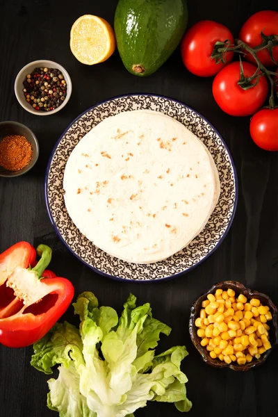 Meksika yemeği - Taco et, Mısır ve ev yapımı salsa ile. ahşap üzerine