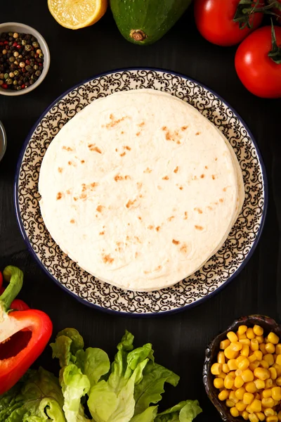Comida mexicana - tacos con carne, maíz y salsa casera. sobre madera — Foto de Stock