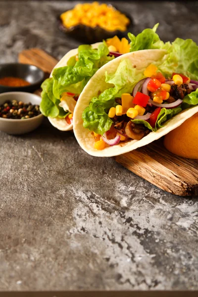 Meksykańskie jedzenie - tacos z mięsa, kukurydzą i domu salsa. na drewno — Zdjęcie stockowe