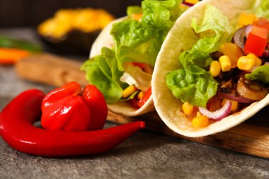 Meksika yemeği - Taco et, Mısır ve ev yapımı salsa ile. ahşap üzerine