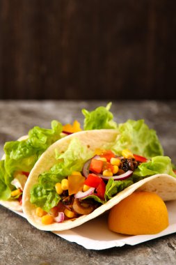 Meksika yemeği - Taco et, Mısır ve ev yapımı salsa ile. ahşap üzerine