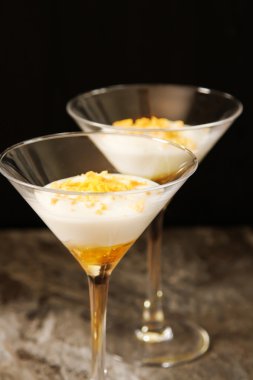 Beyaz yoğurt bir cam altın bal ile. Geleneksel Yunan desse