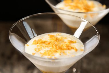 Beyaz yoğurt bir cam altın bal ile. Geleneksel Yunan desse