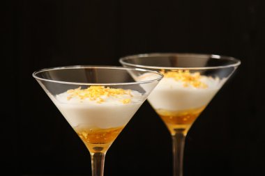 Beyaz yoğurt bir cam altın bal ile. Geleneksel Yunan desse