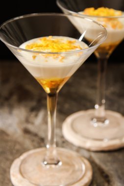 Beyaz yoğurt bir cam altın bal ile. Geleneksel Yunan desse