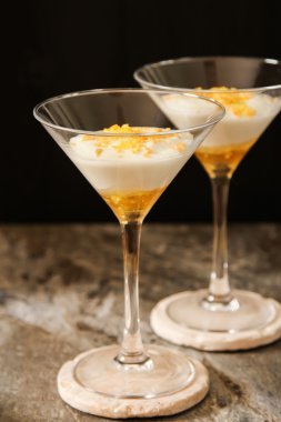 Beyaz yoğurt bir cam altın bal ile. Geleneksel Yunan desse