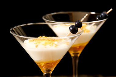 Beyaz yoğurt bir cam altın bal ile. Geleneksel Yunan desse