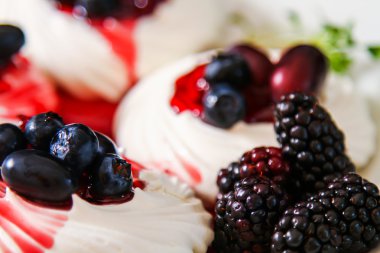 Beze tatlısı Pavlova kek gri bir taş üzerinde taze çilek ile