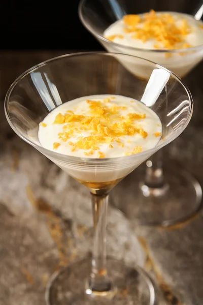 White yogurt with gold honey in a glass. Traditional greek desse — Stock Photo, Image