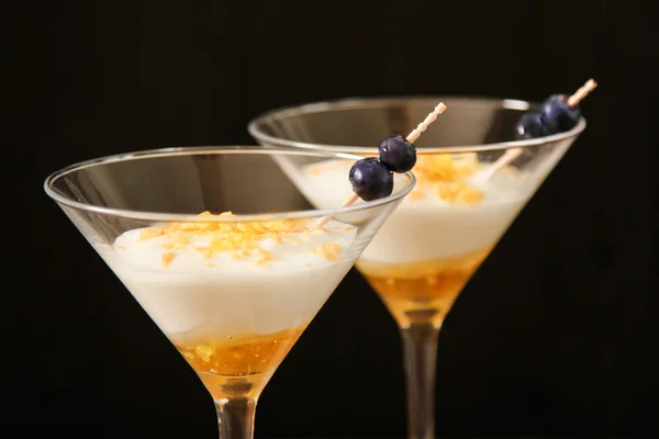 Bílý jogurt s zlaté medu ve sklenici. Tradiční řecká ne — Stock fotografie