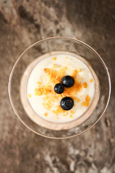 Белый йогурт с золотым медом в стакане. Традиционный греческий дессе — стоковое фото
