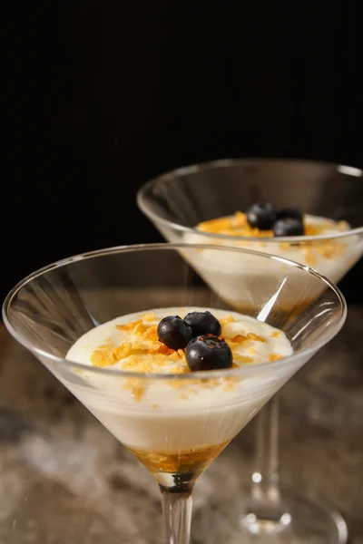 Weißer Joghurt mit Goldhonig im Glas. traditionelle griechische desse — Stockfoto