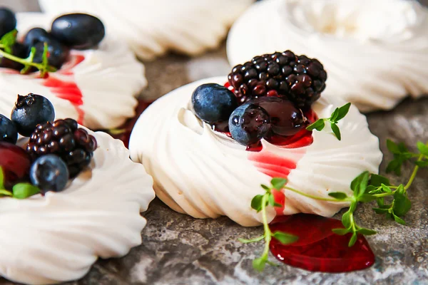 Meringa torta di Pavlova di dessert con bacche fresche su una pietra grigia — Foto Stock