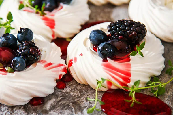 Meringa torta di Pavlova di dessert con bacche fresche su una pietra grigia — Foto Stock