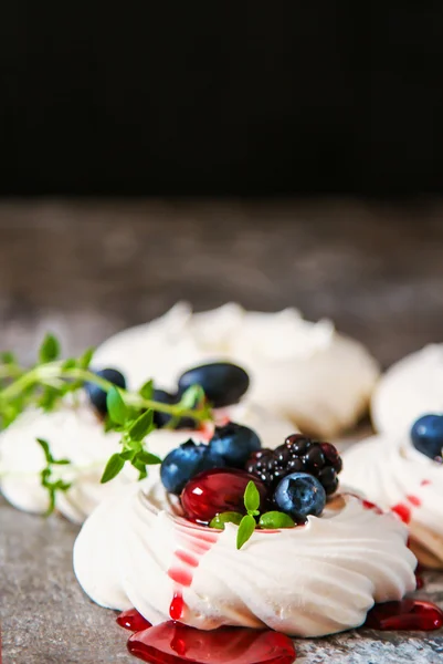 メレンゲ デザート灰色の石の上に新鮮な果実とパブロワ ケーキ — ストック写真