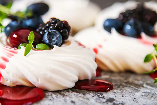 Meringa torta di Pavlova di dessert con bacche fresche su una pietra grigia — Foto Stock