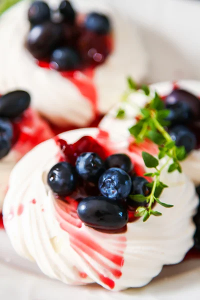 Meringa torta di Pavlova di dessert con bacche fresche su una pietra grigia — Foto Stock