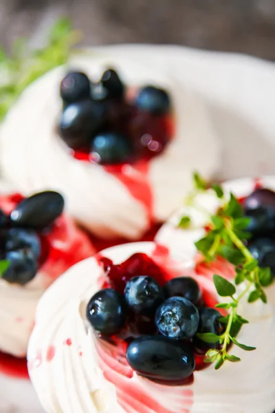 Meringue dessert Pavlova cake with fresh berries on a gray stone — Stock Photo, Image