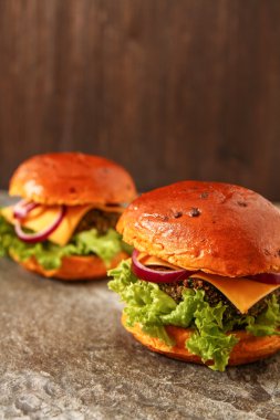 çörek susam bira ile ev yapımı sebzeli burgeri. lezzet