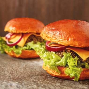 çörek susam bira ile ev yapımı sebzeli burgeri. lezzet