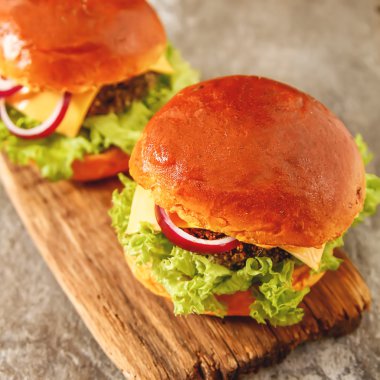 çörek susam bira ile ev yapımı sebzeli burgeri. lezzet