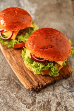 çörek susam bira ile ev yapımı sebzeli burgeri. lezzet