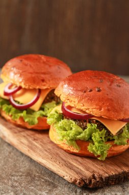 çörek susam bira ile ev yapımı sebzeli burgeri. lezzet