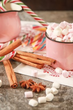 Ev yapımı beyaz sıcak çikolata hatmi üzerinde hafif bir backgro ile