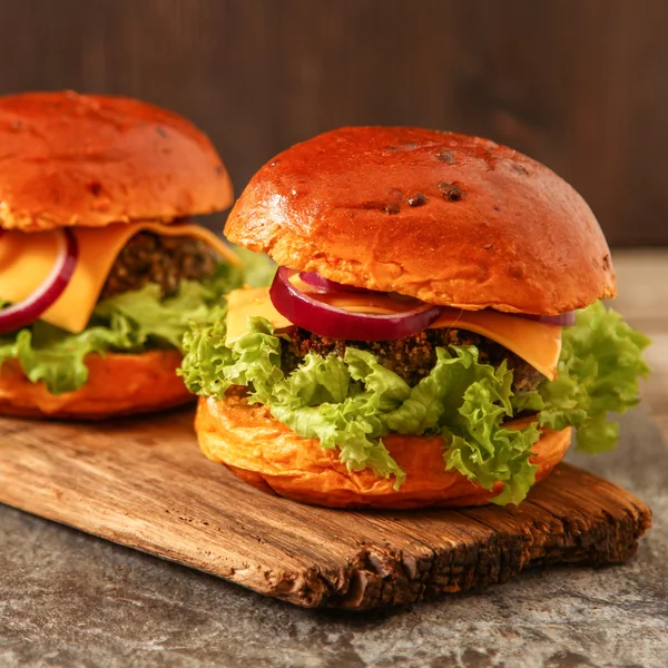 Zelfgemaakte veggie hamburger in een broodje met sesamzaadjes van bier. Delic — Stockfoto