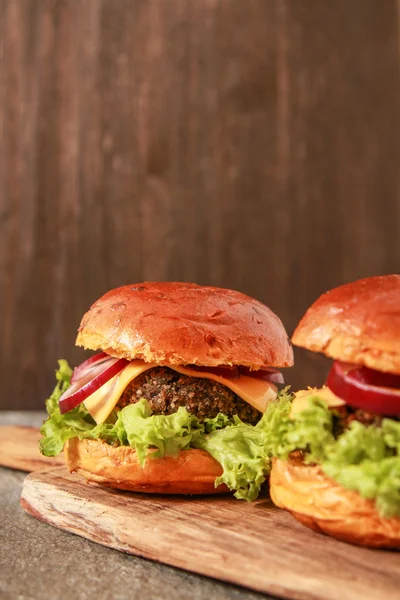 Hamburguesa vegetariana casera en un bollo con semillas de sésamo de cerveza. Delic. — Foto de Stock