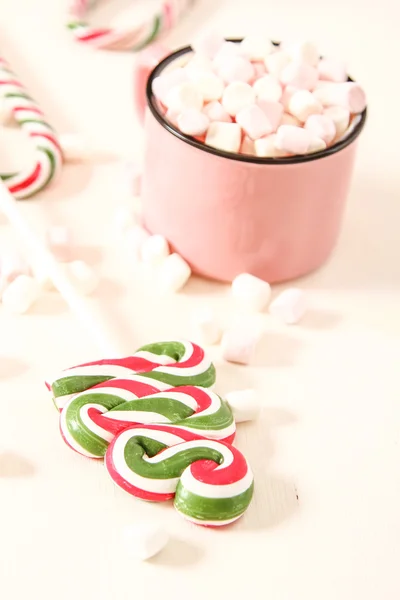 Hausgemachte weiße heiße Schokolade mit Marshmallow auf leichtem Backgro — Stockfoto