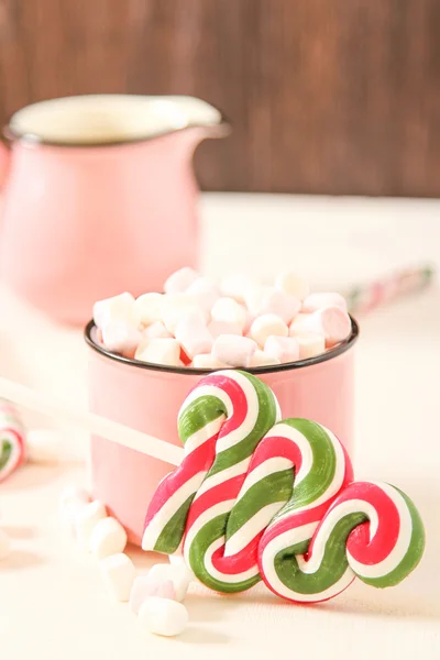 Homemade white hot chocolate with marshmallow on a light backgro — Stock Photo, Image