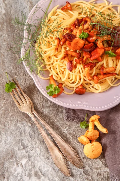 Zelfgemaakte Italiaanse pasta met cantharellen champignons op donkere steen — Stockfoto