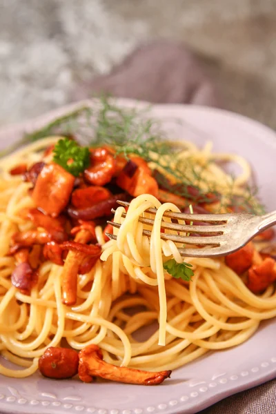 Homemade Italian pasta with chanterelle mushrooms on dark stone — Stock Photo, Image