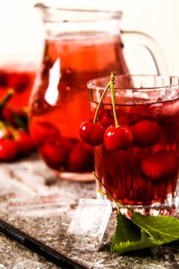 Yaz buz çay veya limonata taze ev yapımı meyve ile yenileme.