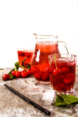 Yaz buz çay veya limonata taze ev yapımı meyve ile yenileme.