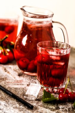 Yaz buz çay veya limonata taze ev yapımı meyve ile yenileme.