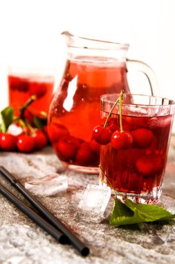 Yaz buz çay veya limonata taze ev yapımı meyve ile yenileme.