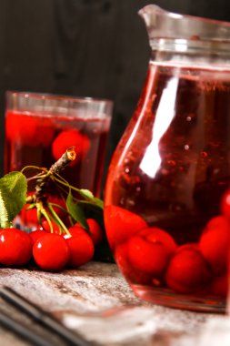 Yaz buz çay veya limonata taze ev yapımı meyve ile yenileme.