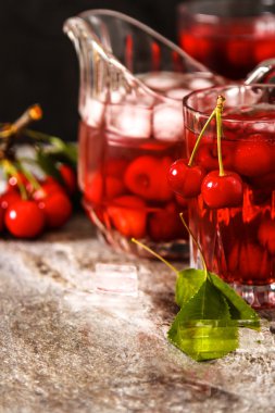 Yaz buz çay veya limonata taze ev yapımı meyve ile yenileme.