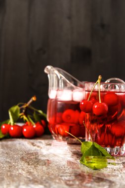 Yaz buz çay veya limonata taze ev yapımı meyve ile yenileme.