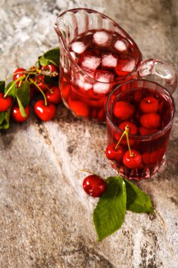 Yaz buz çay veya limonata taze ev yapımı meyve ile yenileme.