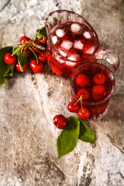 Yaz buz çay veya limonata taze ev yapımı meyve ile yenileme.