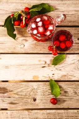 Yaz buz çay veya limonata taze ev yapımı meyve ile yenileme.