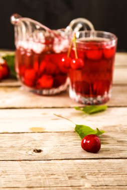 Yaz buz çay veya limonata taze ev yapımı meyve ile yenileme.