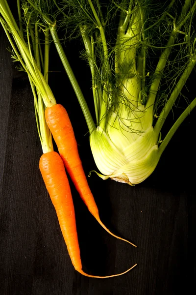 Rauwe biologische venkel bollen klaar om te koken. op een grijze steen achtergrond — Stockfoto