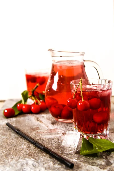 Yaz buz çay veya limonata taze ev yapımı meyve ile yenileme.