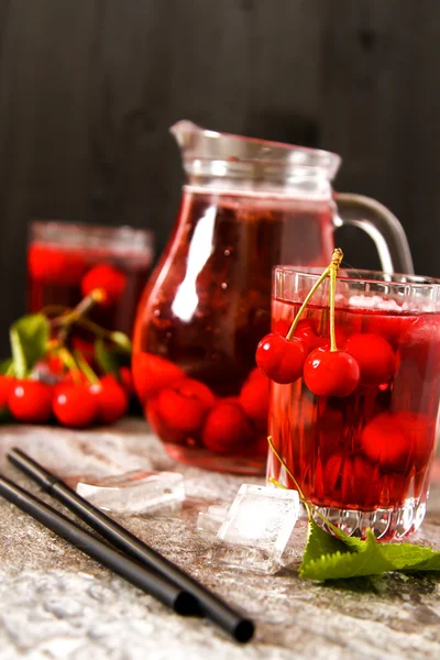 Yaz buz çay veya limonata taze ev yapımı meyve ile yenileme.