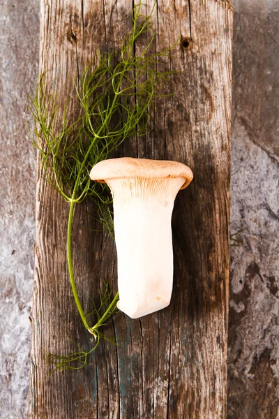 Frische ganze weiße Pilze oder Agaricus, in einer Schüssel auf einem rustikalen — Stockfoto